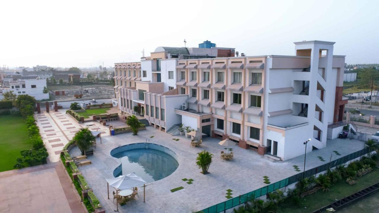 Sobti Continental Hotel Rudrapur Экстерьер фото
